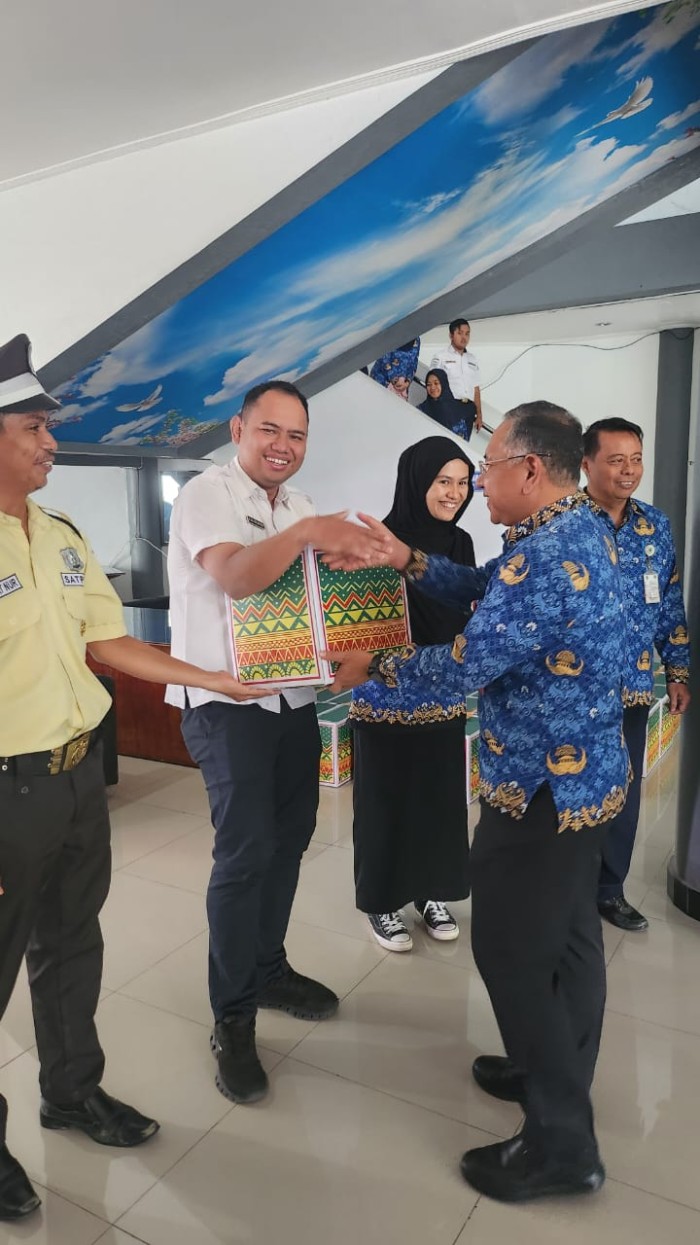 Penyerahan Bingkisan Paket Ramadhan kepada para Pegawai di lingkungan Dinas Perhubungan Provinsi Kalimantan Timur